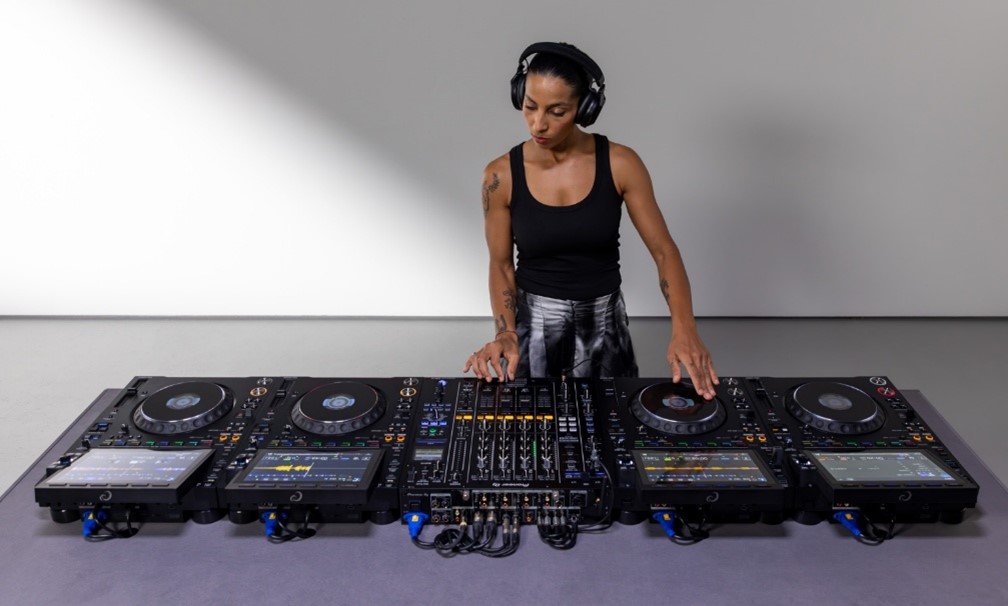 The CDJ-3000X's jog wheel offers finely tuned tension control